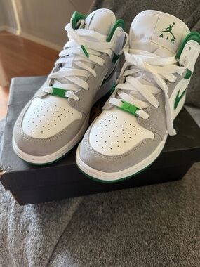 Air Jordan 1 Mid SE ‘Grey Pine Green’